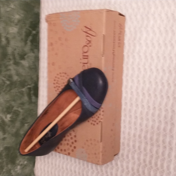 NWT & Box Eürosoft by Sofft Blue Shaina Slip On Flats Size 9 M Shoes Criss Cross - Picture 2 of 10